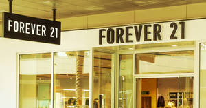 設有玻璃門及可見內部貨架的Forever 21服裝店。