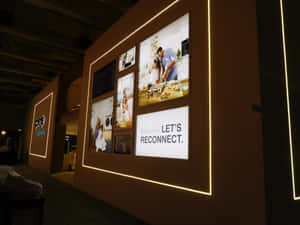牆上有照明相框家庭照片和一個「Let's Reconnect」標誌。 — 博物館 壁紙
