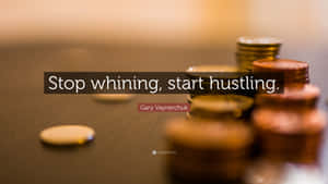 木質表面上的硬幣堆，附有「stop whining start hustling」名言。 — 簡約 壁紙