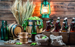 在發光的燈籠下，舒適的鄉村風格啤酒釀造設置，配有啤酒花、木桶和瓶子。 — 木紋 壁紙