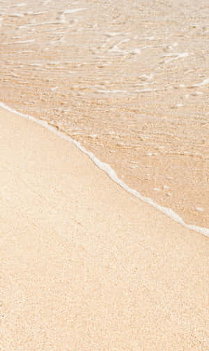 溫柔的海浪沖刷著海岸線上的金色沙灘。 — 海灘 壁紙