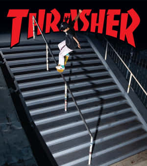 滑板手在夜晚的紅色Thrasher標誌下，在混凝土樓梯的扶手上磨滑。 — 小米 Mix Flip 2 壁紙