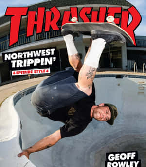 滑板手在半空中於混凝土池內表演技巧，紋身清晰可見。 — Thrasher 壁紙