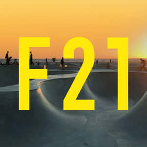日落時分的滑板公園，人們在滑板，並有大型黃色F21文字疊加。