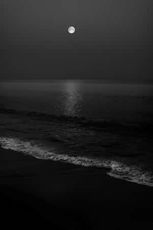 月光反射在平靜的海浪上，夜間沖刷著沙灘。 — 海灘 壁紙