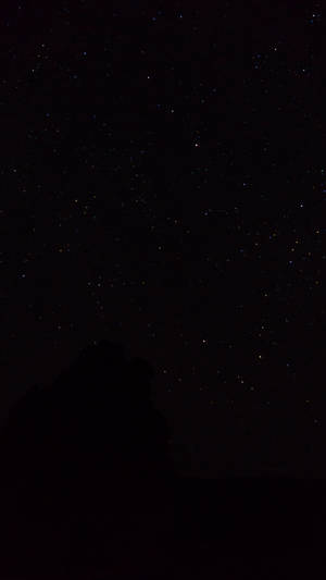 黑暗的山脈輪廓在繁星點點的夜空下。 — 夜晚 壁紙