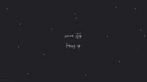星空夜空，以白色草書寫著勵志名言 never stop looking up。 — 日式審美桌面 壁紙