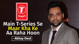 演員 Abhay Deol 在 T-Series 活動中身穿灰色西裝和棗紅色領帶。 — 寶萊塢 壁紙