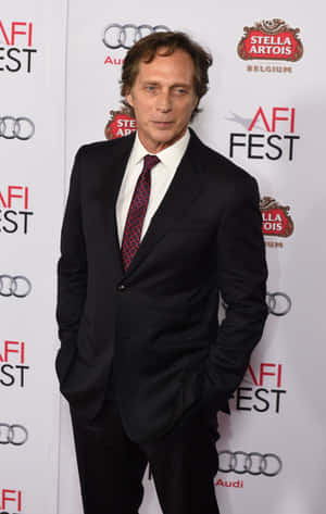 演員維果·莫天森在AFI FEST穿著黑色西裝和紅色圖案領帶。 — 馬克·華伯格 壁紙