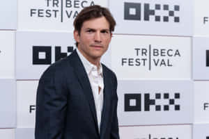 演員艾希頓·庫奇在Tribeca Festival穿著深色西裝和白色襯衫。 — 旁遮普國王 壁紙