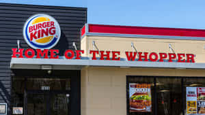漢堡王餐廳，帶有「Home of the Whopper」招牌和晴朗的天空。 — 漢堡王 壁紙