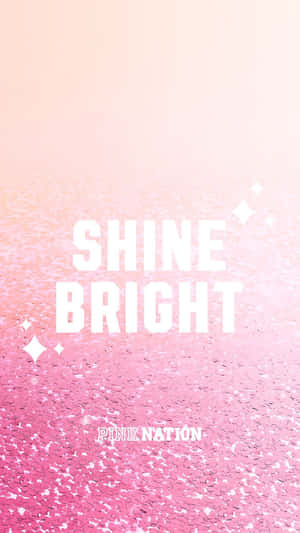 粉紅閃粉背景，白色文字寫著 shine bright 和 pink nation。 — 粉紅色 壁紙