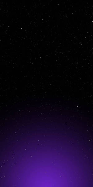 帶有紫色漸變光芒的星空夜空。 — 純色 iPhone 壁紙