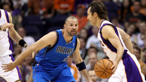 NBA比賽中，達拉斯獨行俠防守球員防守鳳凰城太陽球員的籃球運動員動作。 — 運動 壁紙