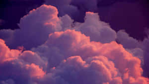 戲劇性的雲彩在黃昏時散發出粉紅色和紫色的光芒。 — 美學雲朵 壁紙