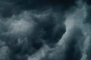 在戲劇性的天空中翻騰的黑暗風暴雲 — 暴風 壁紙