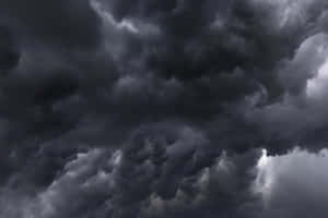 濃密的黑暗風暴雲層在雷暴之前聚集。 — MacBook Pro M2 壁紙