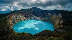 火山口湖，藍綠色湖水，岩石懸崖，多雲天空 — 日式自然壁紙