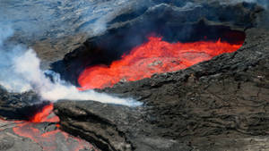帶有流動熔岩和煙霧的火山口 — 自然 壁紙