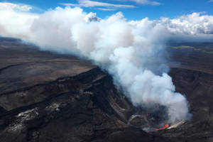 火山噴發，熔岩和煙霧升上天空。 — 煙動圖 壁紙
