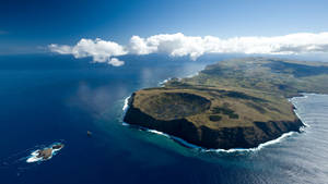火山口島嶼，懸崖和海洋波浪，天空部分多雲。 — 南美洲 壁紙