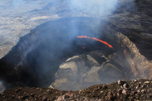 帶有熾熱熔岩和升騰煙霧的火山口 — 煙動圖 壁紙