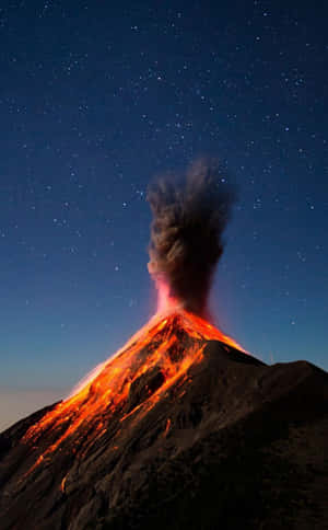 火山夜間爆發，熔岩在星空下流動 — Tecno Megapad SE 壁紙