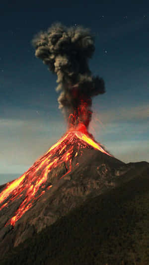 火山在星空夜空下爆發，噴出熔岩和火山灰 — 自然 壁紙