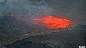 火山爆發，明亮的紅色熔岩流過黑色的火山岩。 — 自然 壁紙