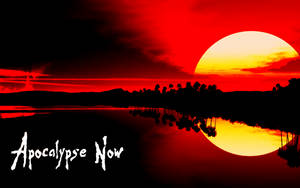 湖上的紅色夕陽，棕櫚樹剪影和文字 Apocalypse Now。 — 戰爭動圖 壁紙
