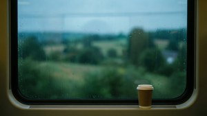 黃昏時分，從雨中的火車窗戶望出去的Lofi旅行場景。