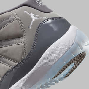 灰色Jordan運動鞋，帶有白色Jumpman標誌和可見的氣墊鞋底。 — 灰色美學動圖 壁紙