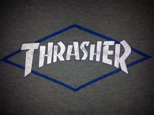 灰色T恤，白色Thrasher標誌配藍色菱形輪廓。 — Thrasher 壁紙