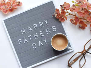 白色背景上帶有咖啡、眼鏡和粉紅色蘭花的Happy Fathers Day字母板 — 父親節 壁紙