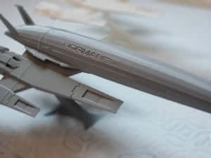 灰色模型太空船「Normandy」在紋理表面上有機翼和尾翼。 — 木星 GIF 壁紙
