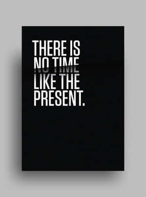 勵志名言海報，黑色背景上以粗體白色字母寫著「There is no time like the present」。 — Kindle Paperwhite 壁紙