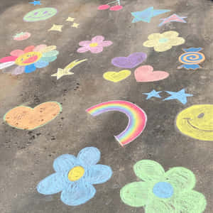 行人路上明亮的粉筆藝術，包含花朵、心形、星星和彩虹。 — 獨立小孩美學 壁紙