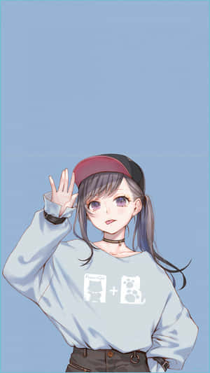 戴帽子和圖案T恤的動漫女孩在藍色背景上向觀眾揮手。 — 酷 壁紙