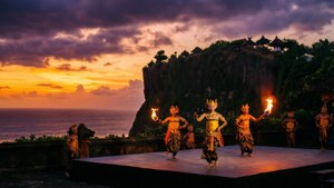 峇里島火焰舞者在懸崖舞台上表演夕陽秀。 — 印尼 壁紙