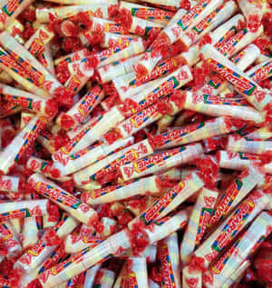 一堆包裹在彩色箔紙中的Smarties糖果管。 — 洛米安傳奇 壁紙