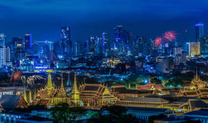 曼谷天際線的夜景，煙火在歷史悠久的寺廟和現代建築上空綻放。 — 曼谷 壁紙