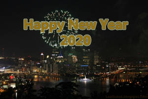 煙火在明亮城市天際線上綻放，慶祝2020年新年。 — 新年快樂 2020 壁紙