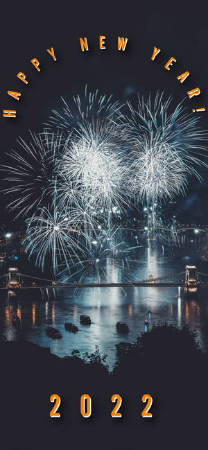 城市水上煙火與「Happy New Year 2022」文字。 — iPhone 16 壁紙