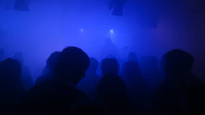 在藍色燈光煙霧瀰漫的夜店中，人群的剪影。 — 派對 壁紙