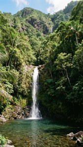 熱帶瀑布流入茂密綠色叢林中的碧綠水池。 — 山景 壁紙