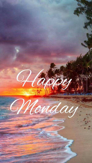 熱帶海灘上的日落，有棕櫚樹和「Happy Monday」文字。 — 快樂星期一 壁紙