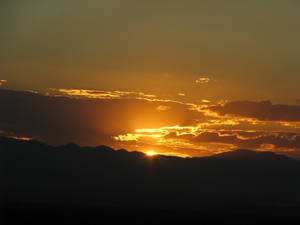 山後夕陽與發光的雲彩