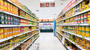 超市走道內放滿罐頭食品的購物車。 — 雜貨店 壁紙