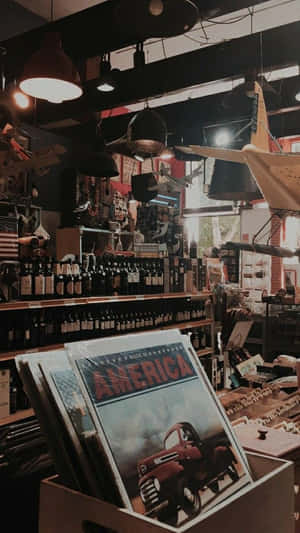 復古商店，在吊燈下展示酒瓶和美國卡車海報。 — 80年代美學 壁紙
