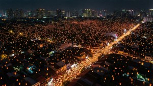 夜間俯瞰城市，數千盞燈籠漂浮在屋頂之上。